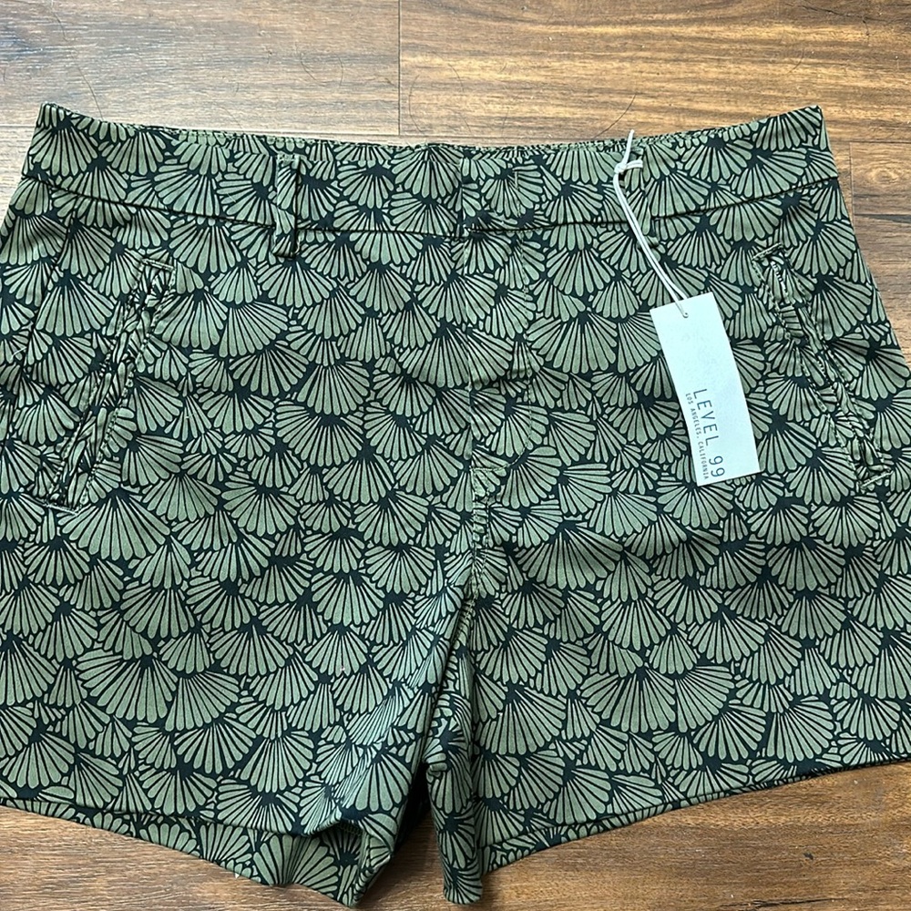 Level 99 short shorts size 32 green black design nwt clamshell stretch relax